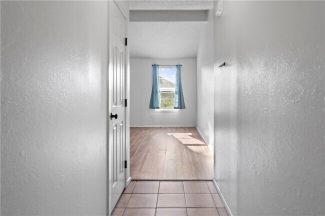 Building Photo - 2809 Vancouver Dr