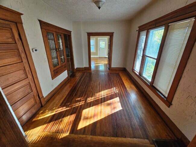 Building Photo - Cute and Cozy Main Level 2 Bedroom 1.5 Bath