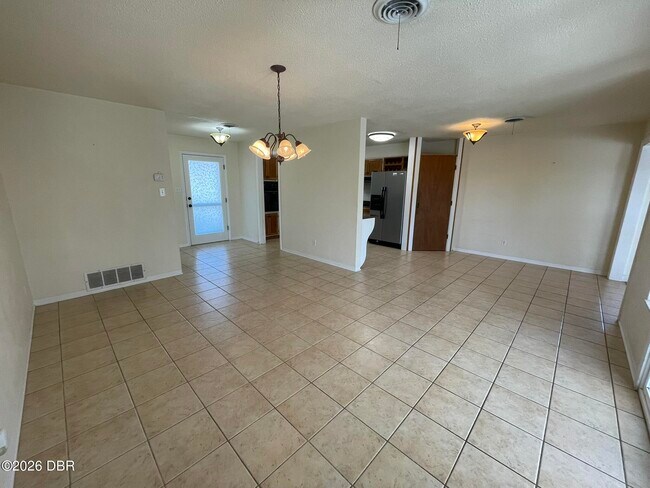 Building Photo - 135 Kent Dr