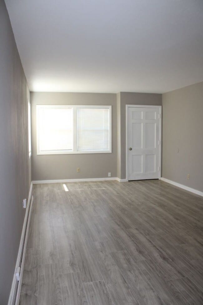 Building Photo - 400 33rd St