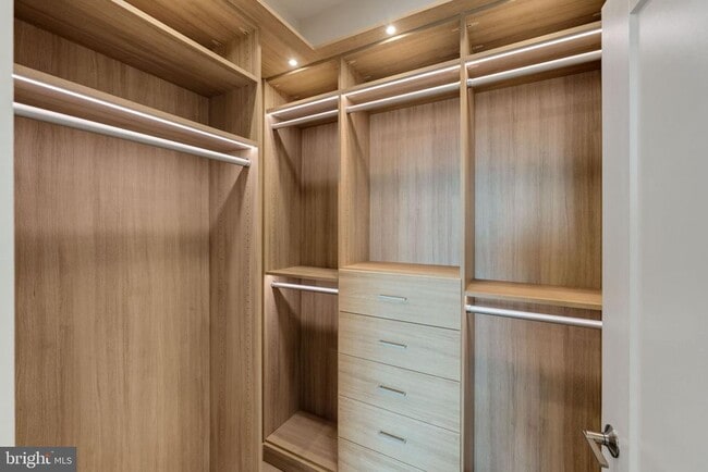 Building Photo - 701 Swann Ave