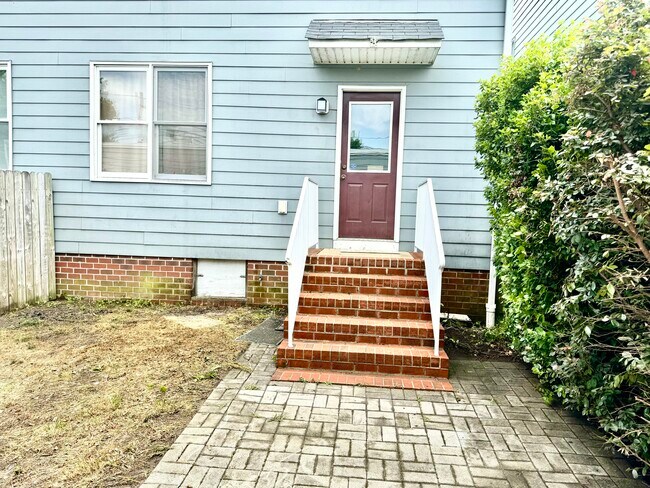 Building Photo - 1006 W Clay St