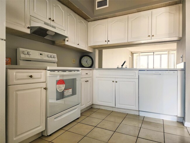 Building Photo - 217 Lake Pointe Dr