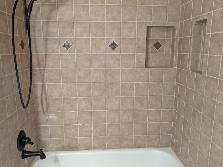Building Photo - 850 S Tamiami Trl