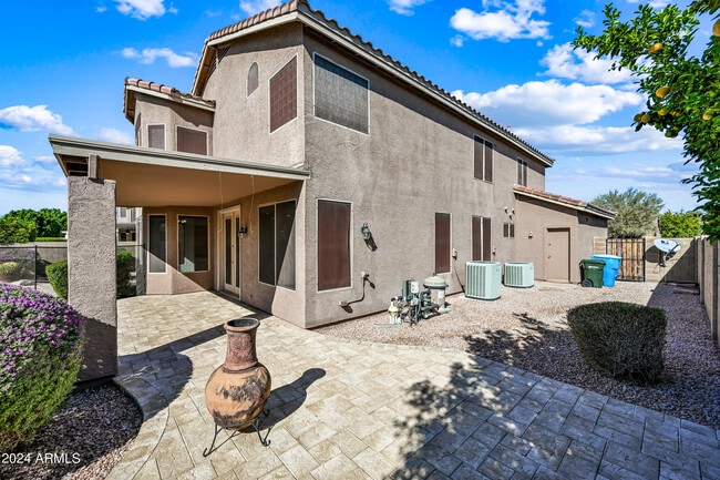 Building Photo - 4633 E Robin Ln
