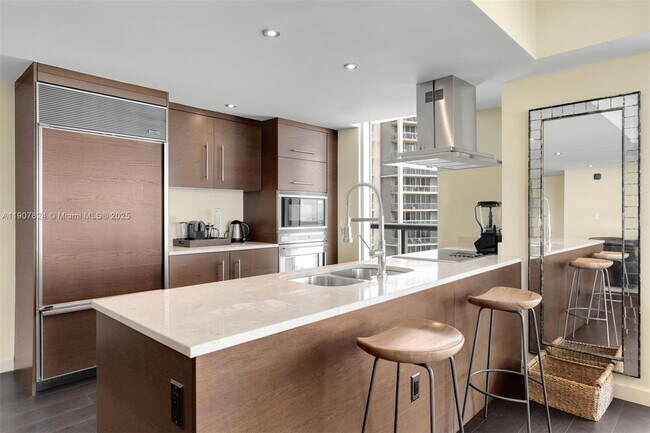 Building Photo - 495 Brickell Ave