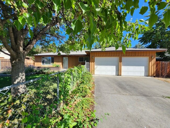 Primary Photo - Walk to the River! 3 bed, 2 bath on Quiet ...