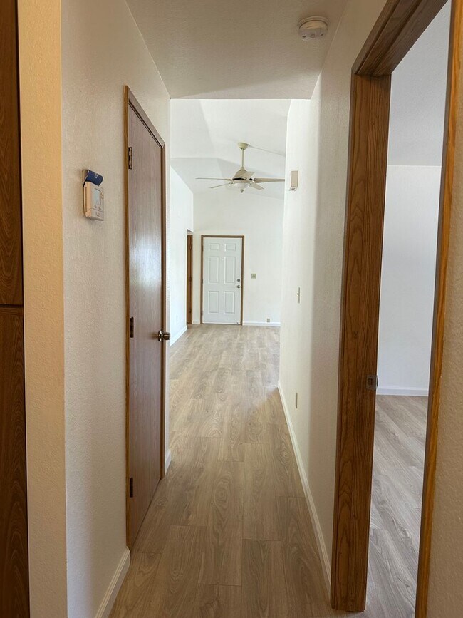 Building Photo - Well maintained home in desirable neighbor...