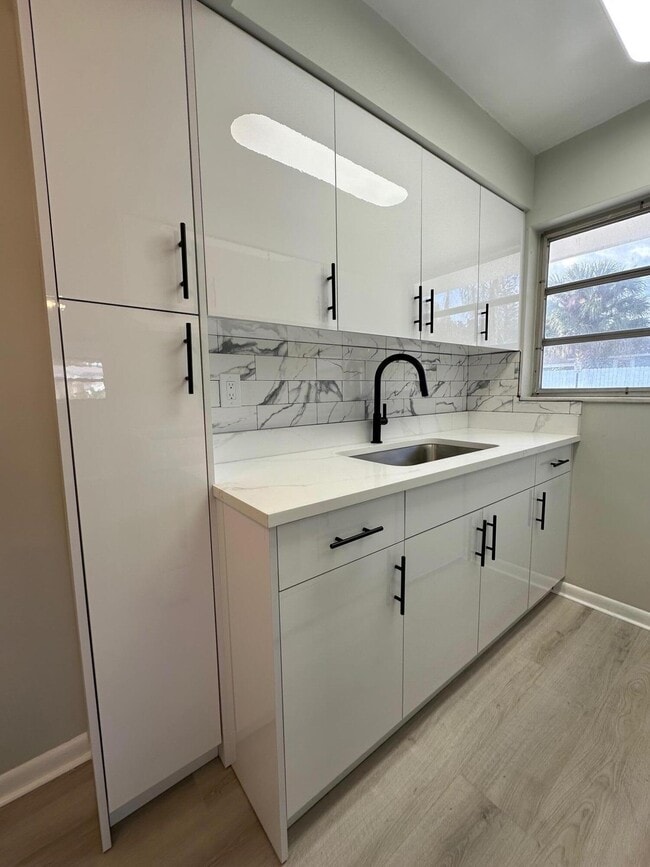 Building Photo - 932 S B St