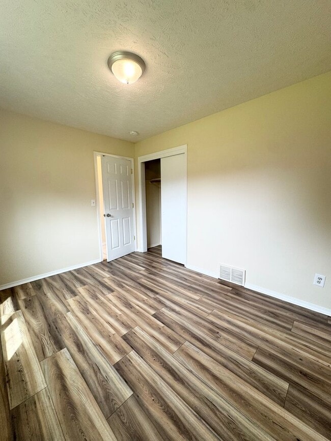 Building Photo - Spacious Two Bedroom Home! Available Now!