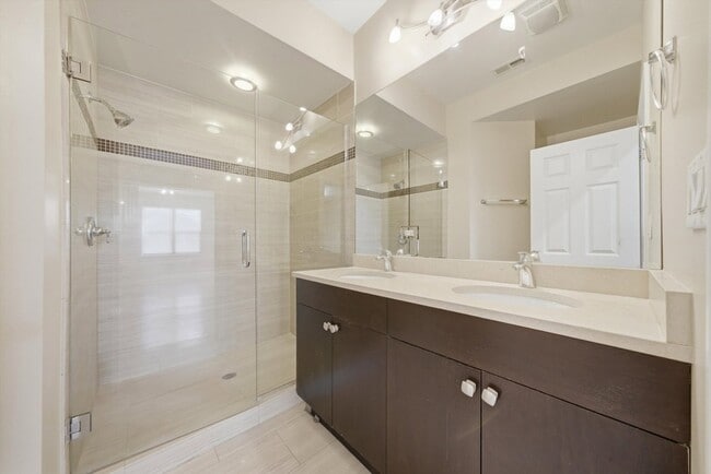 Building Photo - 4742 N Sawyer Ave