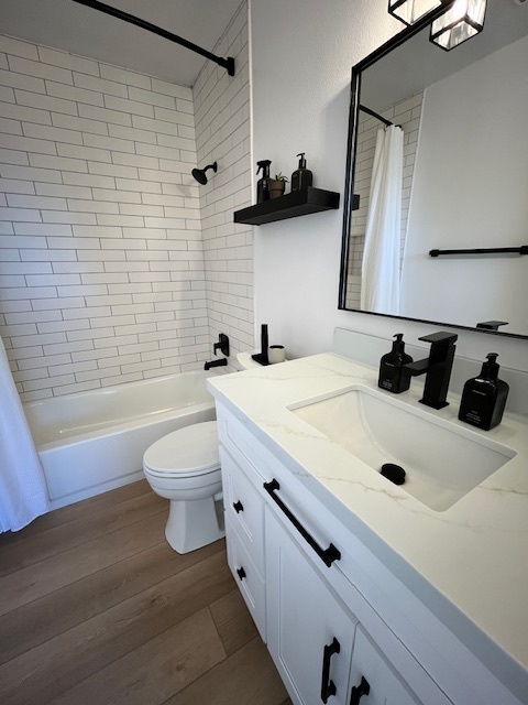 Upstairs bath with shower/tub - 7986 Camino Kiosco