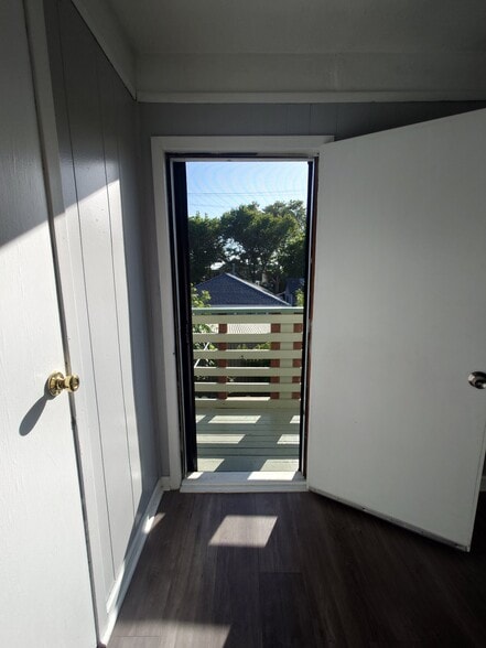 door leading to balcony from master bedroom - 1474 7th St