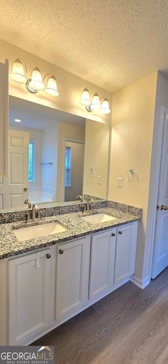 Building Photo - 2 Mill Ridge Pl
