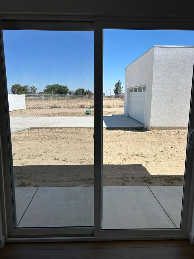 Building Photo - Stunning 3 Bedroom 2 Bathroom House for Re...