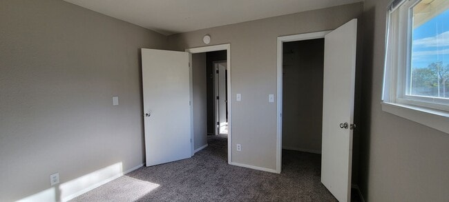 Building Photo - Newly Updated 3 Bedroom 1 Bath Home Close ...