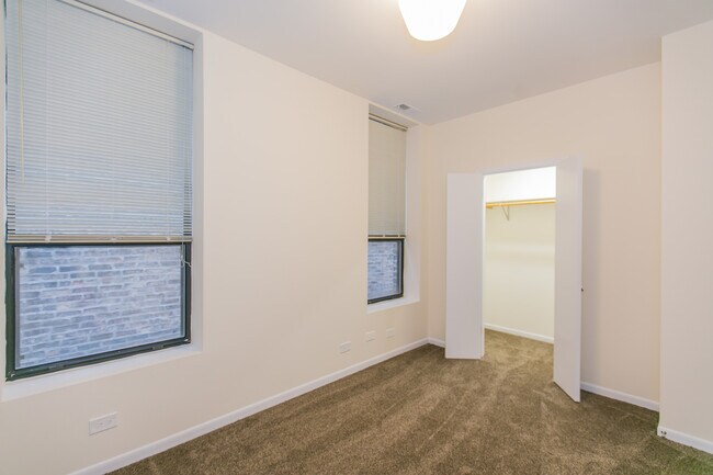 Building Photo - 2338 N Clark St