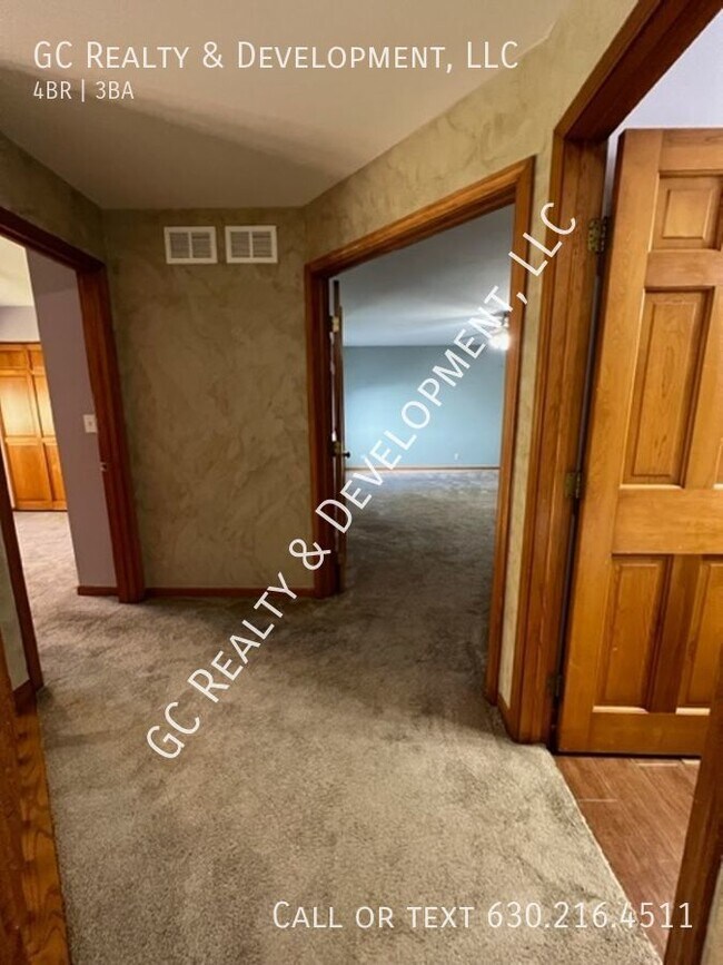 Building Photo - ***MUST SEE! 4 BDRM / 2.5 BTH / LARGE CORN...