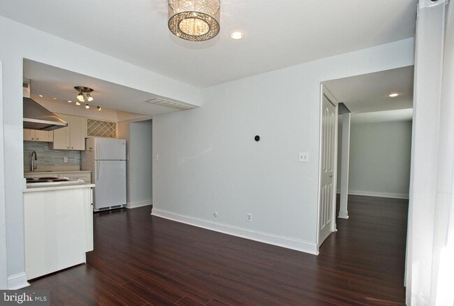 Building Photo - 126 E Chelsea Cir