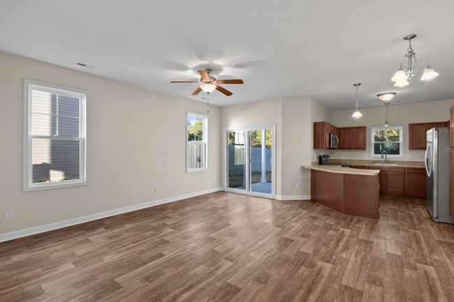 Building Photo - Townhouse For Rent!