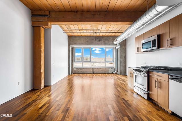 Building Photo - 530 S Hewitt St