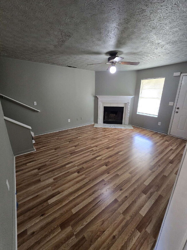 Building Photo - "Charming 4-Bed, 3-Bath Home with 1,500 Sq...