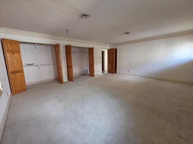 Building Photo - FOR LEASE!!