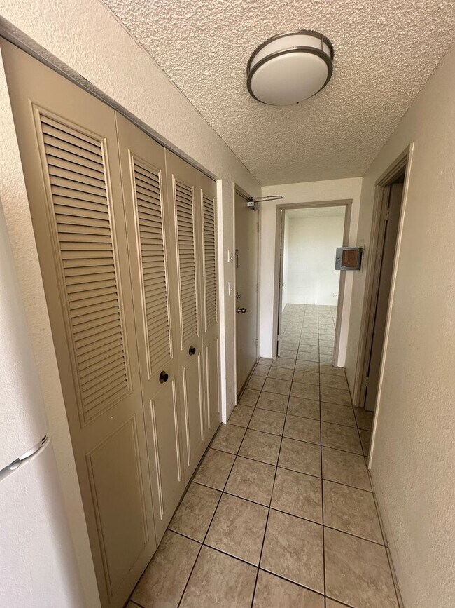 Building Photo - Renovated Ground Floor 1 bedroom in Waikiki!