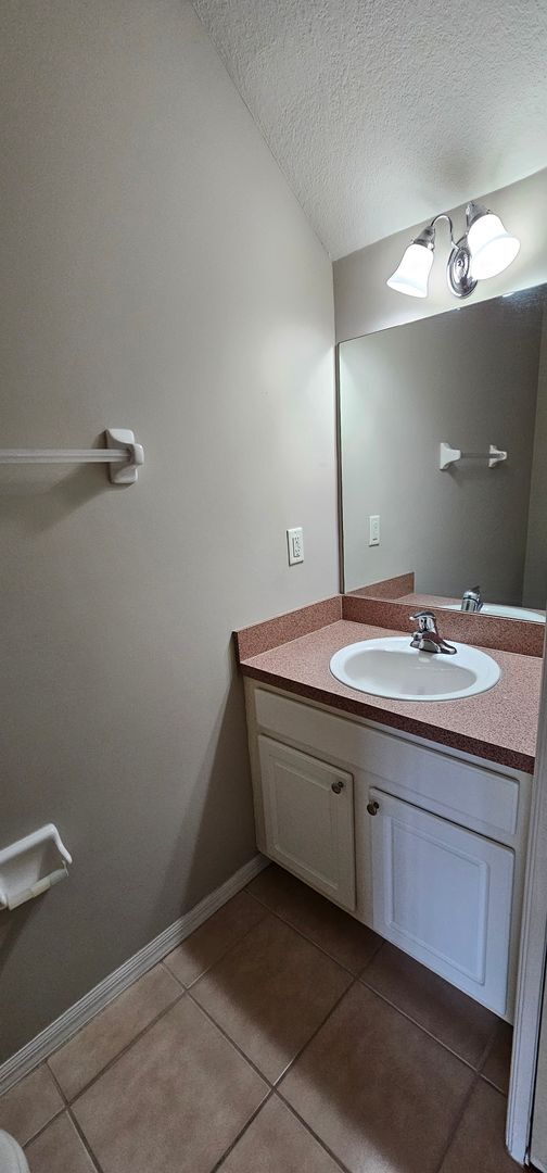 Building Photo - 2 Bedroom Condo -Cypress Landing