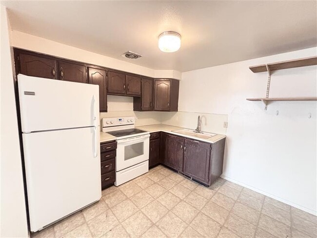 Building Photo - 258 N 400 W St