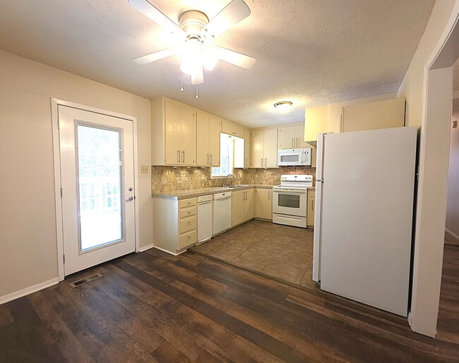 Building Photo - Welcome to this charming 3 bedroom, 2 bath...