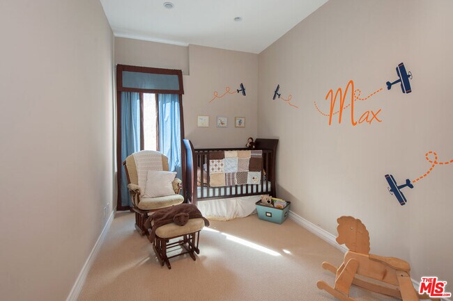 Building Photo - 7120 Pacific View Dr