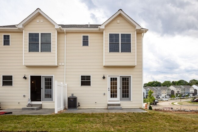 Building Photo - Spacious End Unit Luxury Townhome! Outstanding Location!