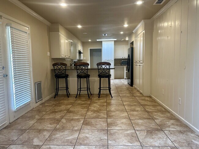 Building Photo - Spacious 4 bed 3 bath home!