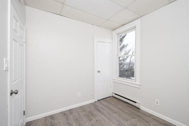 Building Photo - 56 Thompson St
