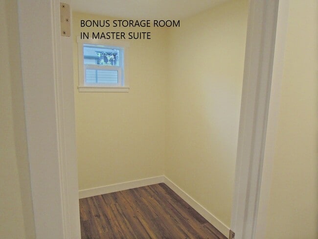 primary suite walk-in closet - 321 3rd Pl NW