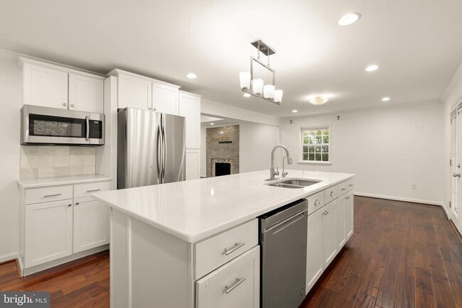 Building Photo - 6203 Hardy Dr