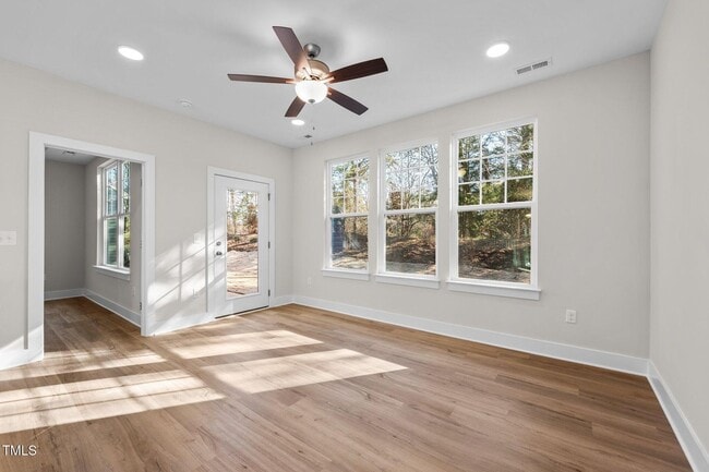 Building Photo - Deluxe 3 Bedroom End Unit Townhome - Avail...