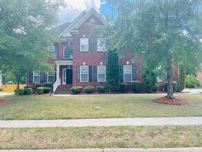 Building Photo - Outstanding Five Bedroom Three Full Bathro...