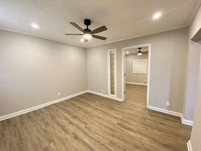 Building Photo - 2 Bedroom First Floor Apartment- Minutes Away From Downtown Lawrenceville!