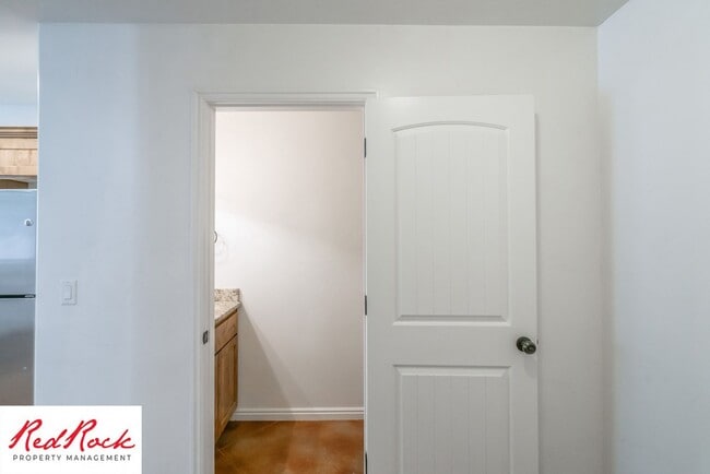 Building Photo - End Unit, DOG-FRIENDLY 3 Bedroom Townhome ...