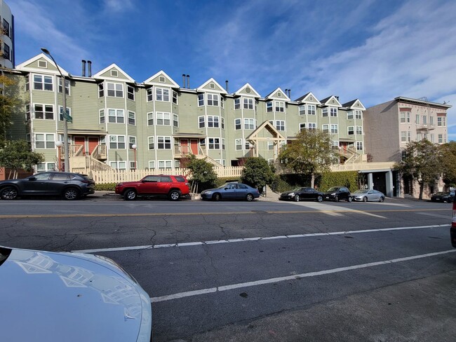 Primary Photo - 2 Bedroom/2 Bathroom Amazing Top Floor Ala...