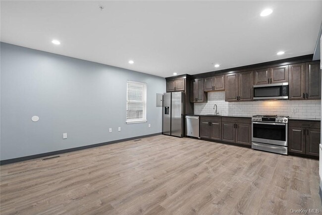 Building Photo - 20 Oak St