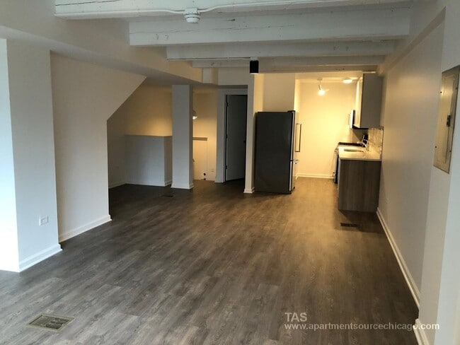 Building Photo - HUGE DUPLEX DOWN condo-quality 2 Bed/2.5 bath In the heart of Wrigley!