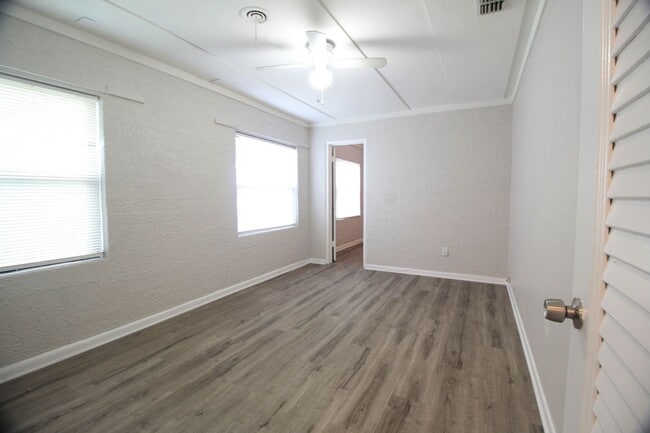 Building Photo - 3255 Clemwood Dr