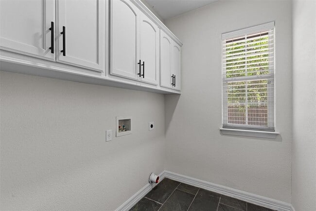 Building Photo - 312 Country Club Dr