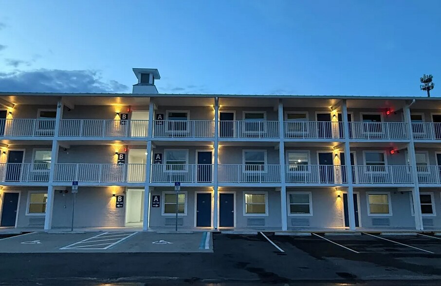 Building Photo - 6029 W Irlo Bronson Memorial Hwy