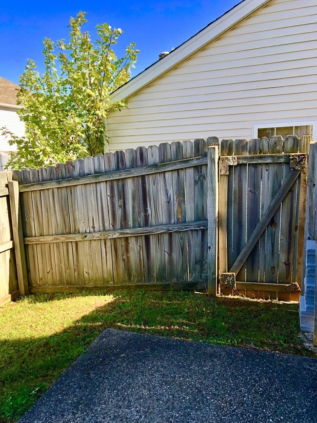 Building Photo - Updated East End Condo For Rent! So Nice