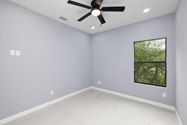 Building Photo - 810 S Michigan St