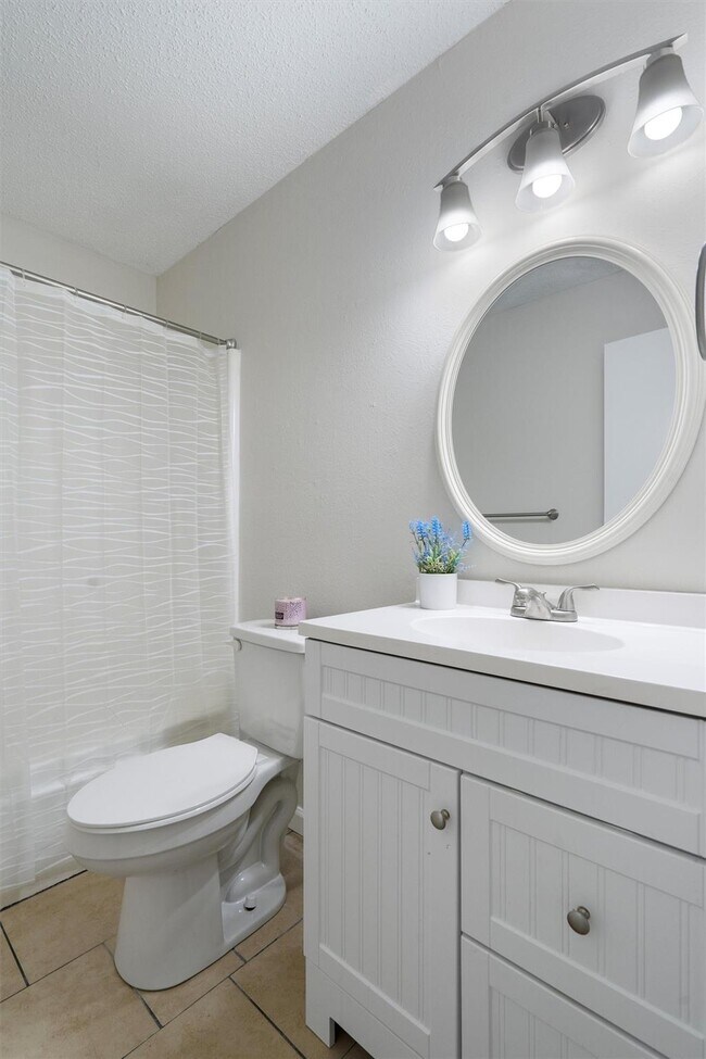 Building Photo - 2204 Silver Spur Dr